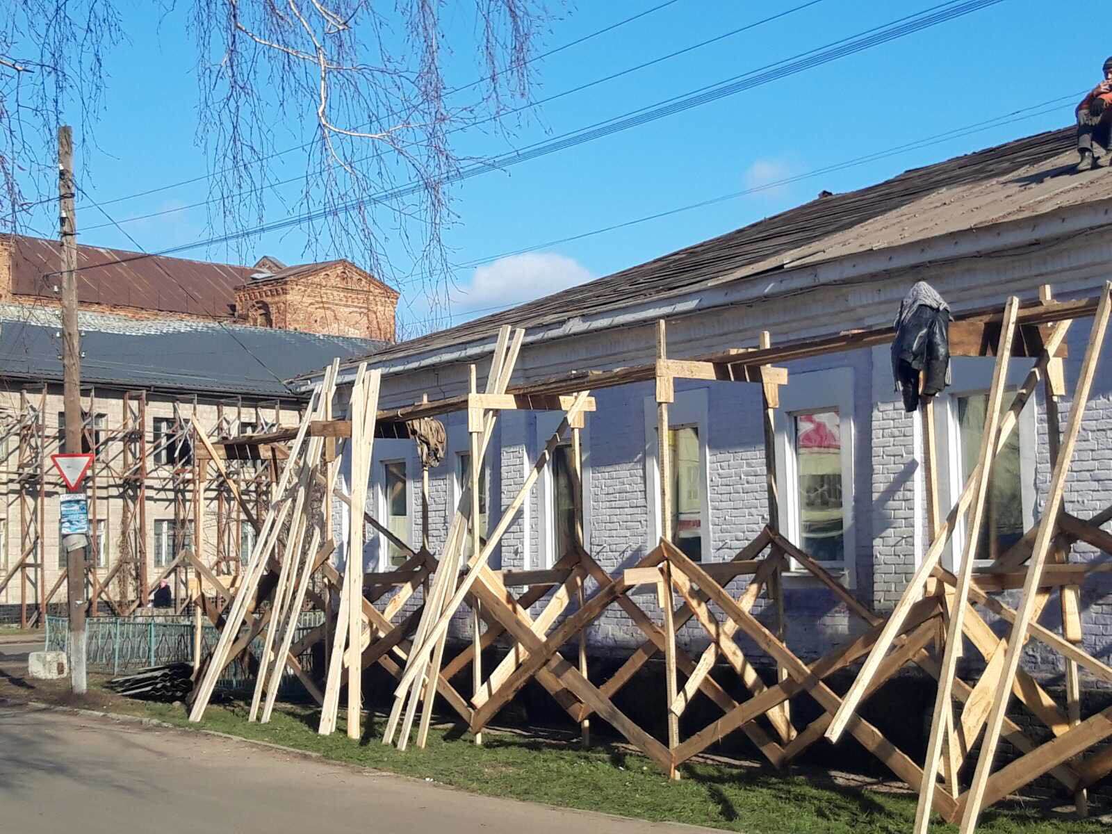 Розпочаті роботи з капітального ремонту покрівлі на адміністративній будівлі