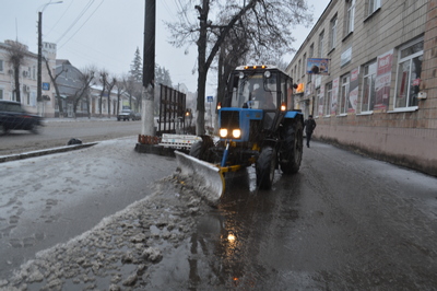 У зв’язку з погіршенням погодних умов, в Охтирці з 6.00 години ранку на вулицях міста працює 5 одиниць техніки