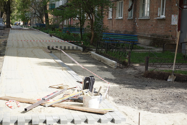 Поступово дворові території Охтирки набувають сучасного вигляду, стають упорядкованими і комфортними