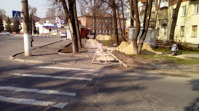 У місті продовжуються роботи по облаштуванню тротуарів
