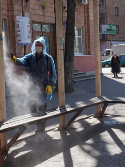 Силами КП «Благоустрій» із залученням 2 працівників виконувались роботи з дезінфекції зупинок громадського транспорту, парків, лавочок відпочинку