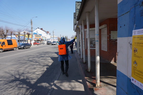 В Охтирці продовжується робота по дезінфекцій місць загального користування, у якій задіяні працівники КП “Благоустрій”