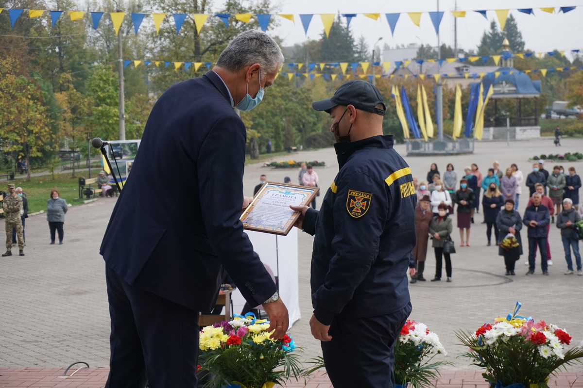 Шановні захисники України, військовослужбовці, всі ті, хто сьогодні стоїть на захисті жителів нашого міста та всієї країни!