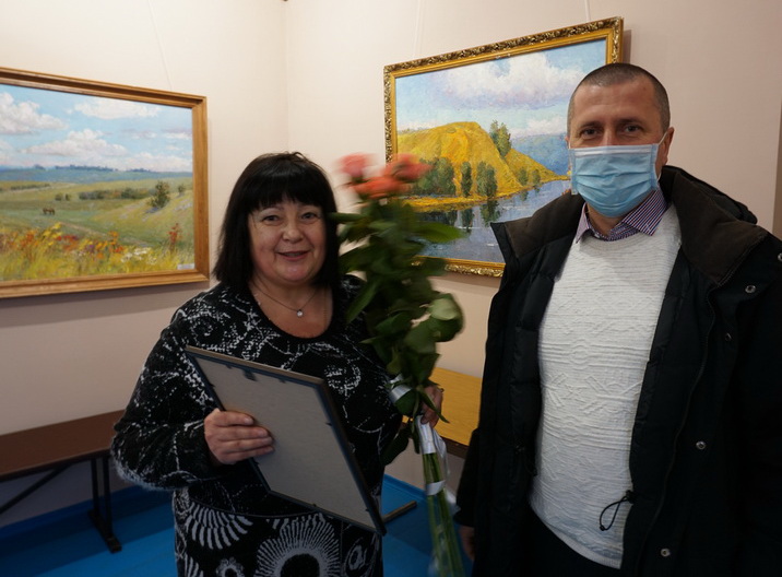 Міський голова Павло КУЗЬМЕНКО привітав з ювілеєм директора комунального закладу “Охтирський міський краєзнавчий музей” Людмилу Міщенко
