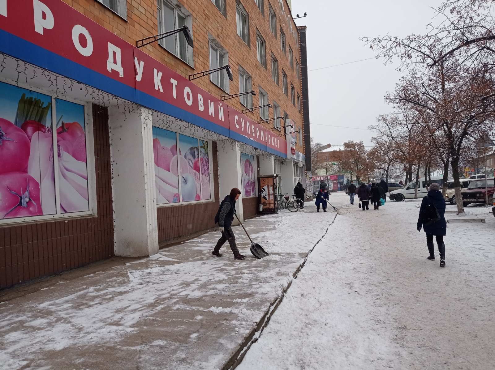 Першочерговим завданням утримання об’єктів благоустрою міста в зимовий період є регулярне прибирання снігу та криги