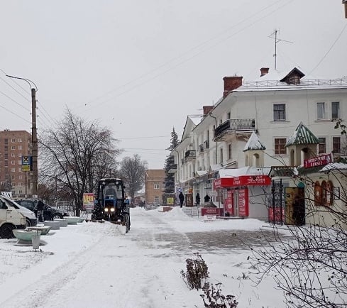 Комунальні служби міста продовжать усувати наслідки негоди і вночі