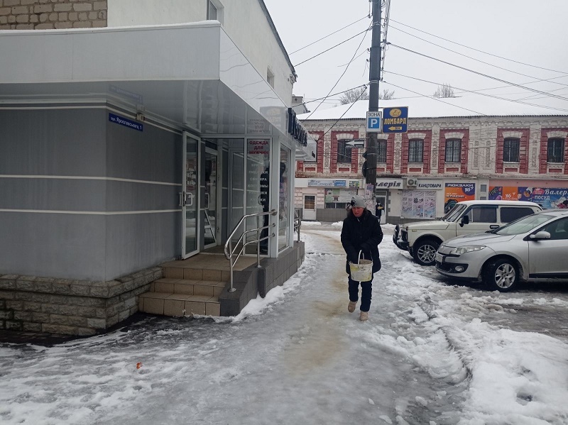 Через велику кількість опадів техніка продовжує прибирати снігові кучугури з вулиць міста