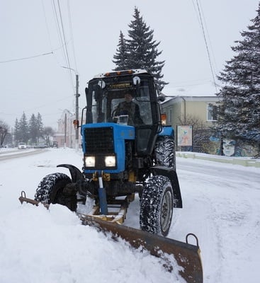 Комунальні служби міста продовжують обробляти дороги