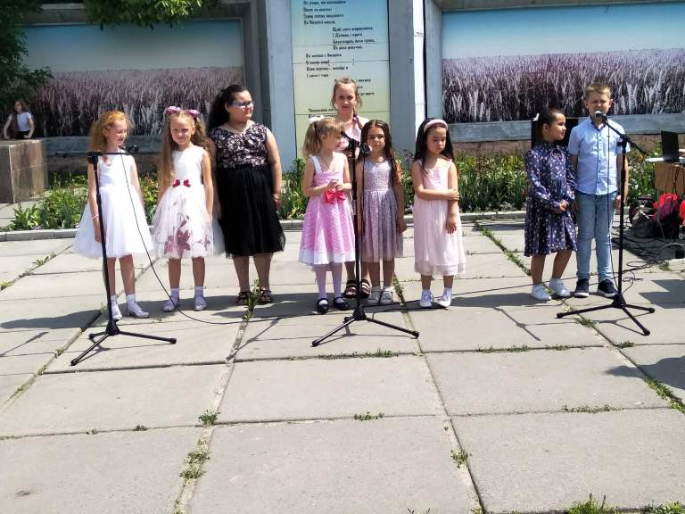 У сквері біля пам’ятника Т.Г. Шевченка відбувся звіт хорових колективів музичної школи