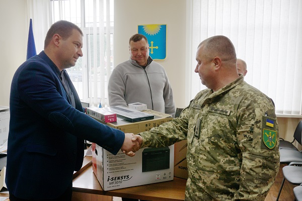 Володимир ГУЦЬ передав комп’ютерну техніку військовому комісару Андрію ДУМЧИКОВУ