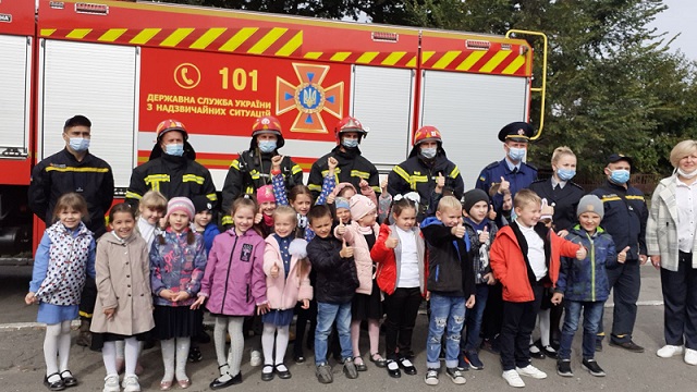 З учасниками навчально-виховного процесу відпрацьовувалися практичні навички на випадок пожежі