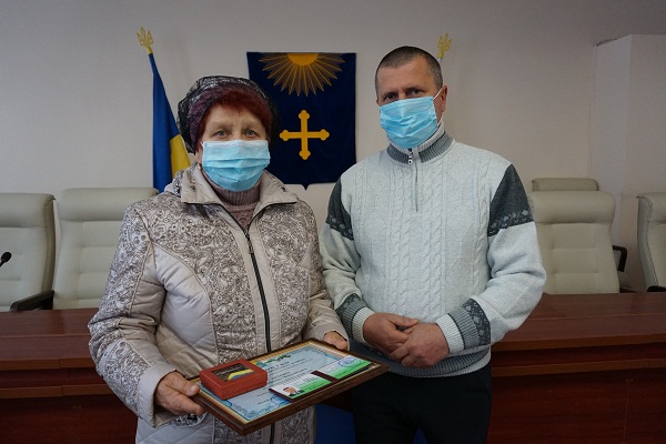 Павло КУЗЬМЕНКО вручив посвідчення та свідоцтво про присвоєння звання «Почесний громадянин міста Охтирки»