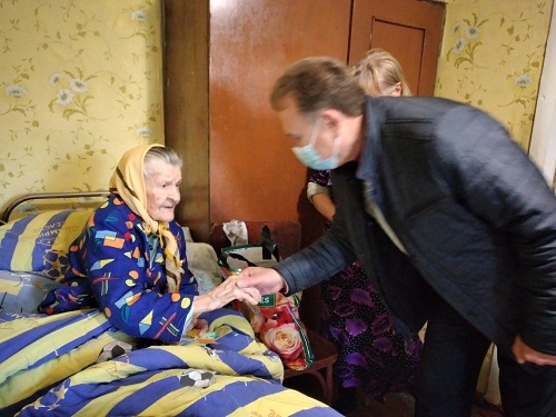 100-річні жителі нашого міста отримали подарунки до свята
