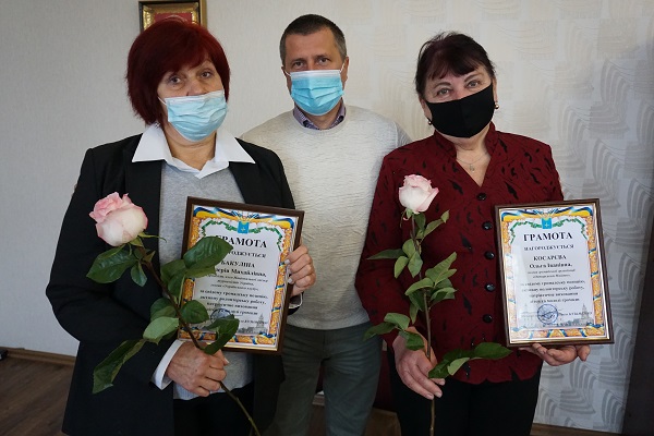 Павло КУЗЬМЕНКО вручив грамоти Ользі КОСАРЄВІЙ, голові громадської організації «Охтирський Майдан», та Валерії БАКУЛІНІЙ, голові  «Українського клубу»