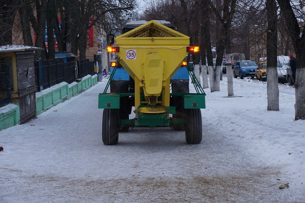 На центральній вулиці працював піскорозкидач