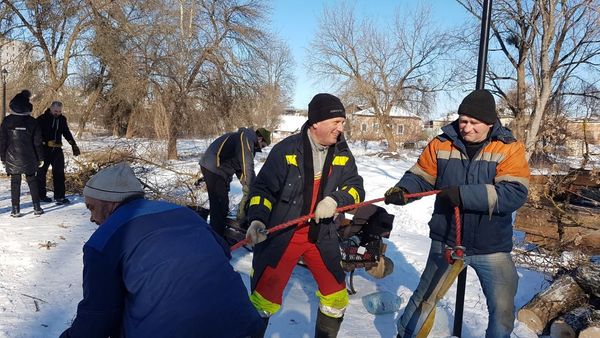 Щоб не допустити лиха: річку Охтирка чистять від повалених дерев
