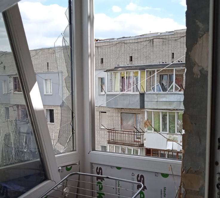 У ПІД’ЇЗДАХ БАГАТОПОВЕРХІВОК ВСТАНОВЛЯТЬ НОВІ ВІКНА