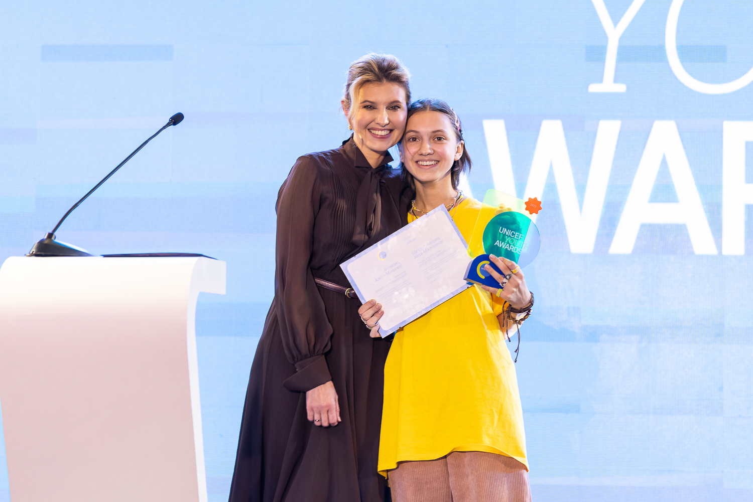 ПЕРША ЛЕДІ ОЛЕНА ЗЕЛЕНСЬКА ВРУЧИЛА НАГОРОДУ ООН – UNICEF YOUTH AWARDS ОХТИРЧАНЦІ АЛІСІ МІХЄЄВІЙ