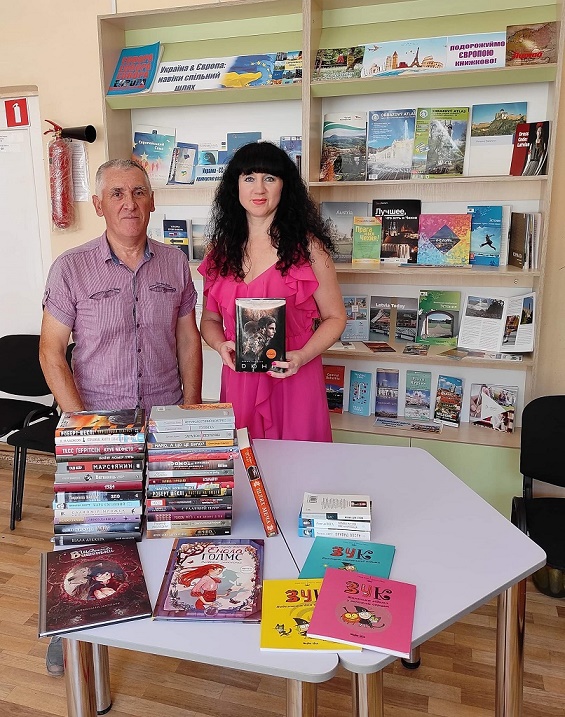 Охтирська публічна бібліотека отримала щедру партію книг від охтирчанина Дмитра Ємельяненка