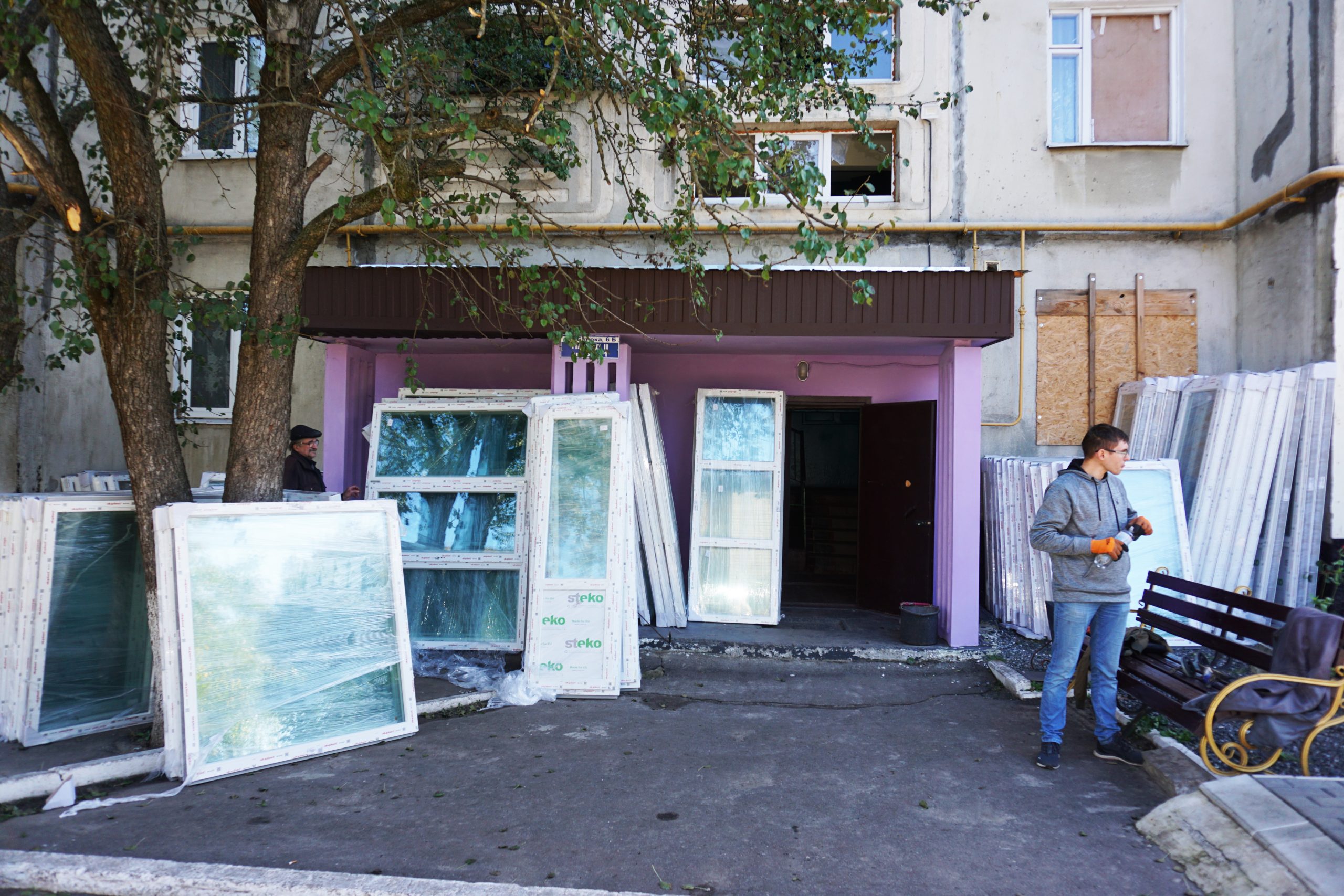 У БУДИНКУ ПО ВУЛИЦІ БАТЮКА 6-Б ЗАМІНЮЮТЬ ВІКНА
