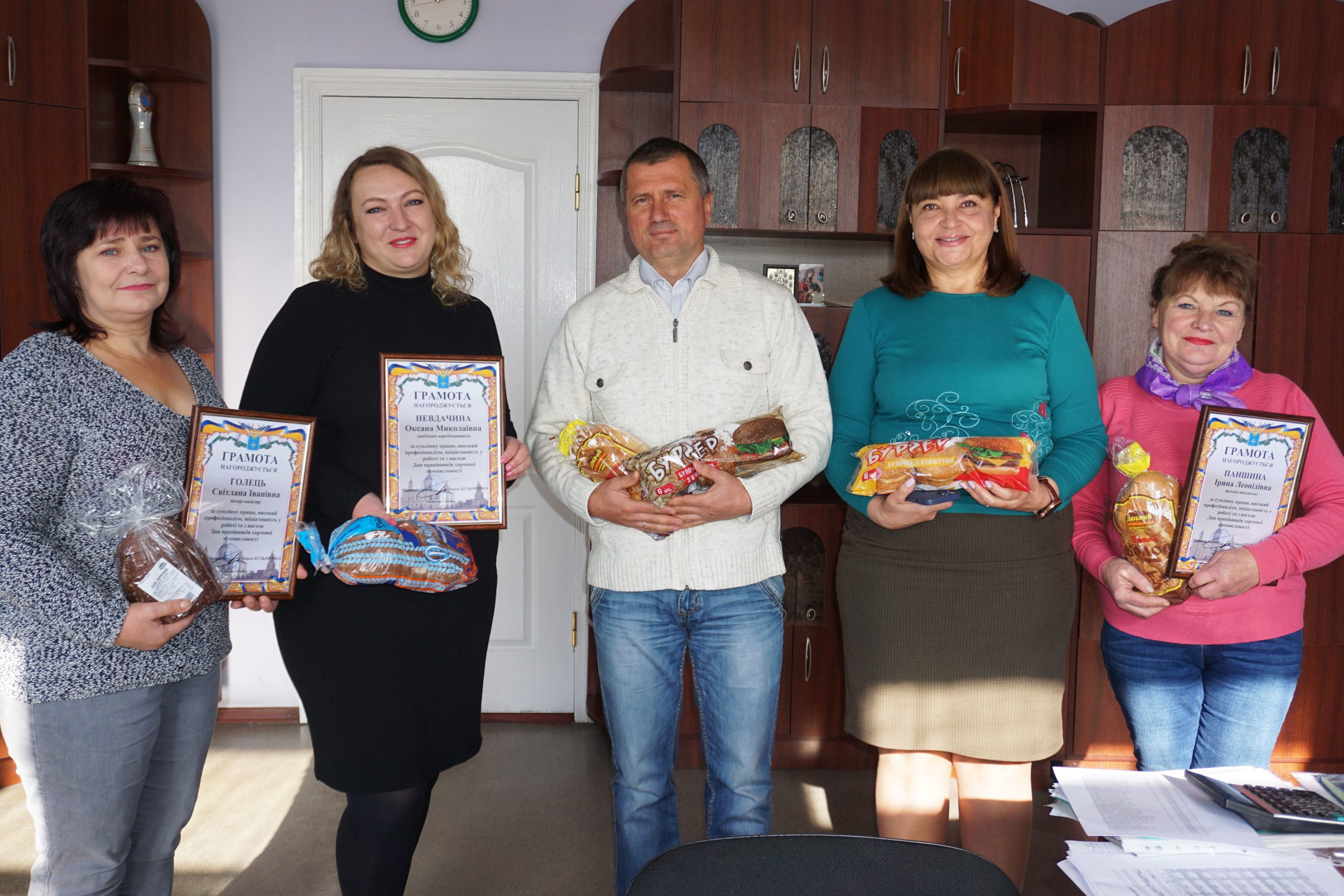 ВІТАЄМО ПРАЦІВНИКІВ ОХТИРСЬКОГО ХЛІБОКОМБІНАТУ!