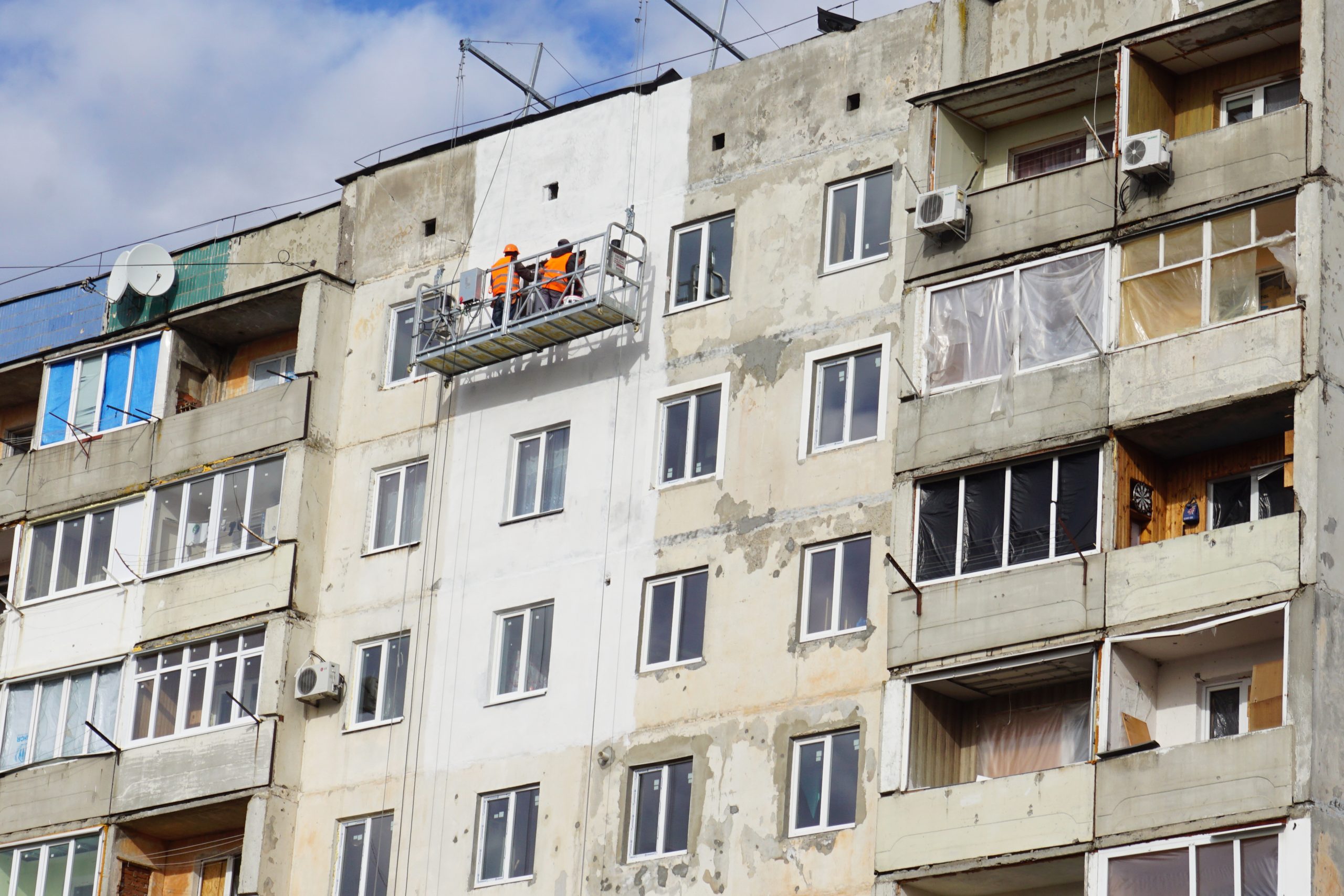В Охтирці продовжують відновлювати будинки, які отримали пошкодження внаслідок бойових дій