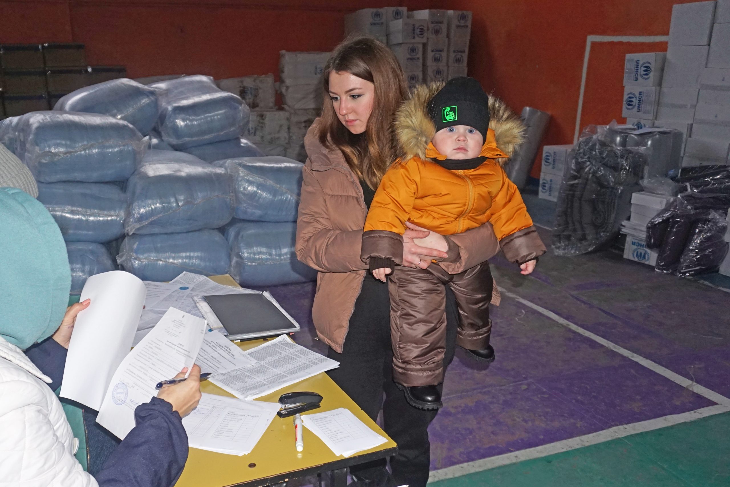 ПЕРЕСЕЛЕНЦІ ТА ОХТИРЧАНИ, ЧИЄ ЖИТЛО ПОВНІСТЮ ЗРУЙНОВАНЕ ВНАСЛІДОК БОЙОВИХ ДІЙ, ОТРИМУЮТЬ НЕОБХІДНІ У ПОБУТІ РЕЧІ