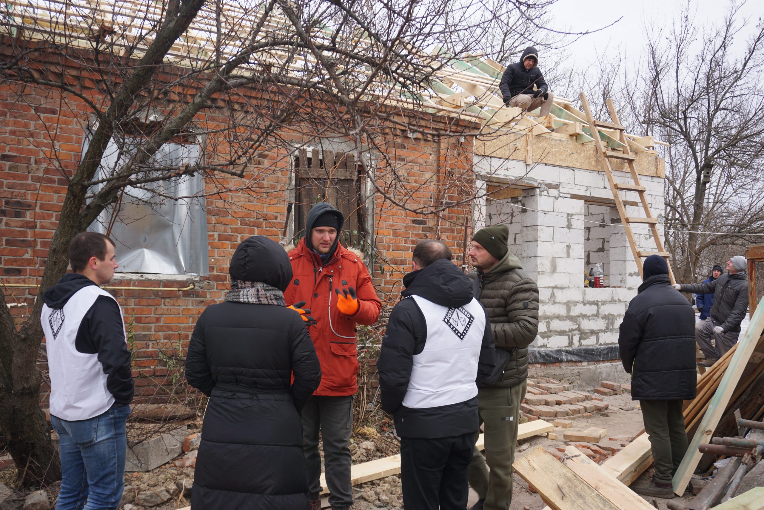 В ОХТИРЦІ ВІДНОВЛЮЮТЬ ПОШКОДЖЕНІ ЧЕРЕЗ ВІЙНУ БУДИНКИ