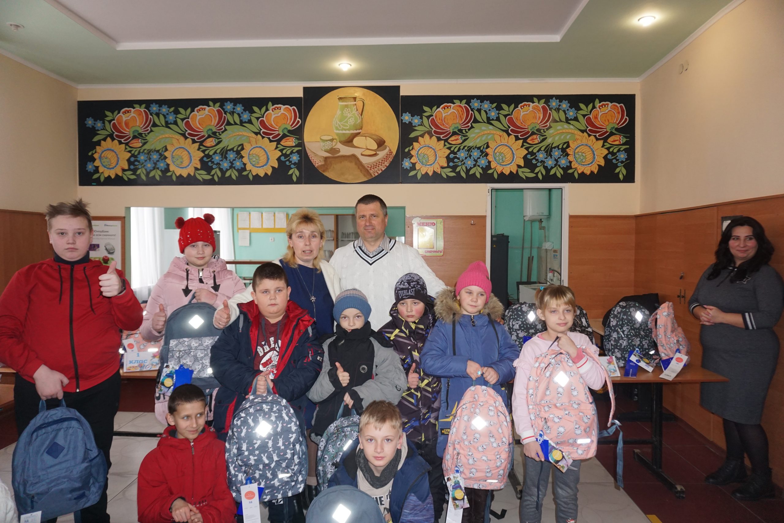 1125 охтирських школярів з родин, що належать до пільгових категорій, отримали освітні набори.