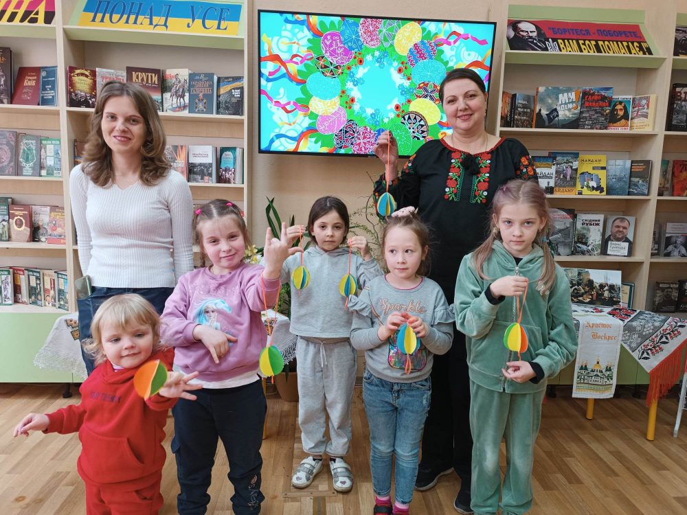 В Охтирській центральній публічній бібліотеці відбувся майстер – клас «Прикрасимо Великоднє деревце»