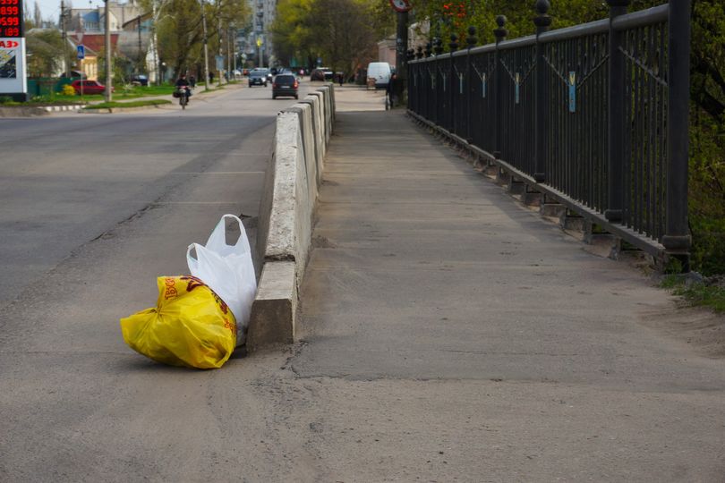 Просимо «НЕ ЗАБУВАТИ» сміття на узбіччях доріг