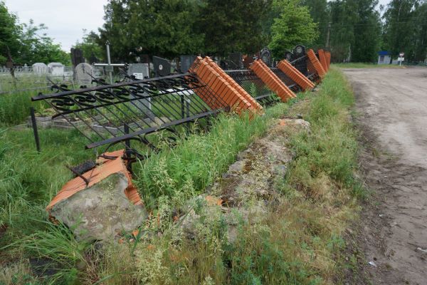 НА ЦЕНТРАЛЬНОМУ КЛАДОВИЩІ ЗРУЙНОВАНО ПАРКАН