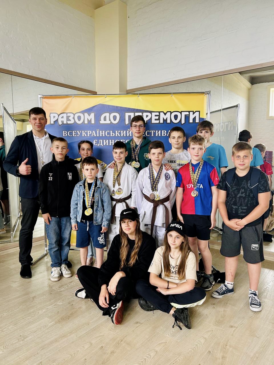 Вітаємо юних спортсменів та їхнього тренера з перемогами