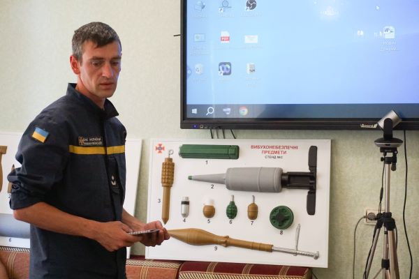 Рятувальники навчають громадян правилам протимінної безпеки