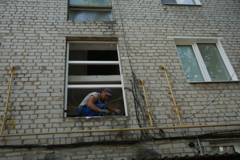 В Охтирці  розпочалися роботи з встановлення під’їзних вікон