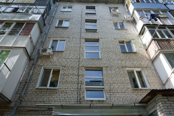 Новенькі під’їзді вікна встановлять в будинку Армійська, 80