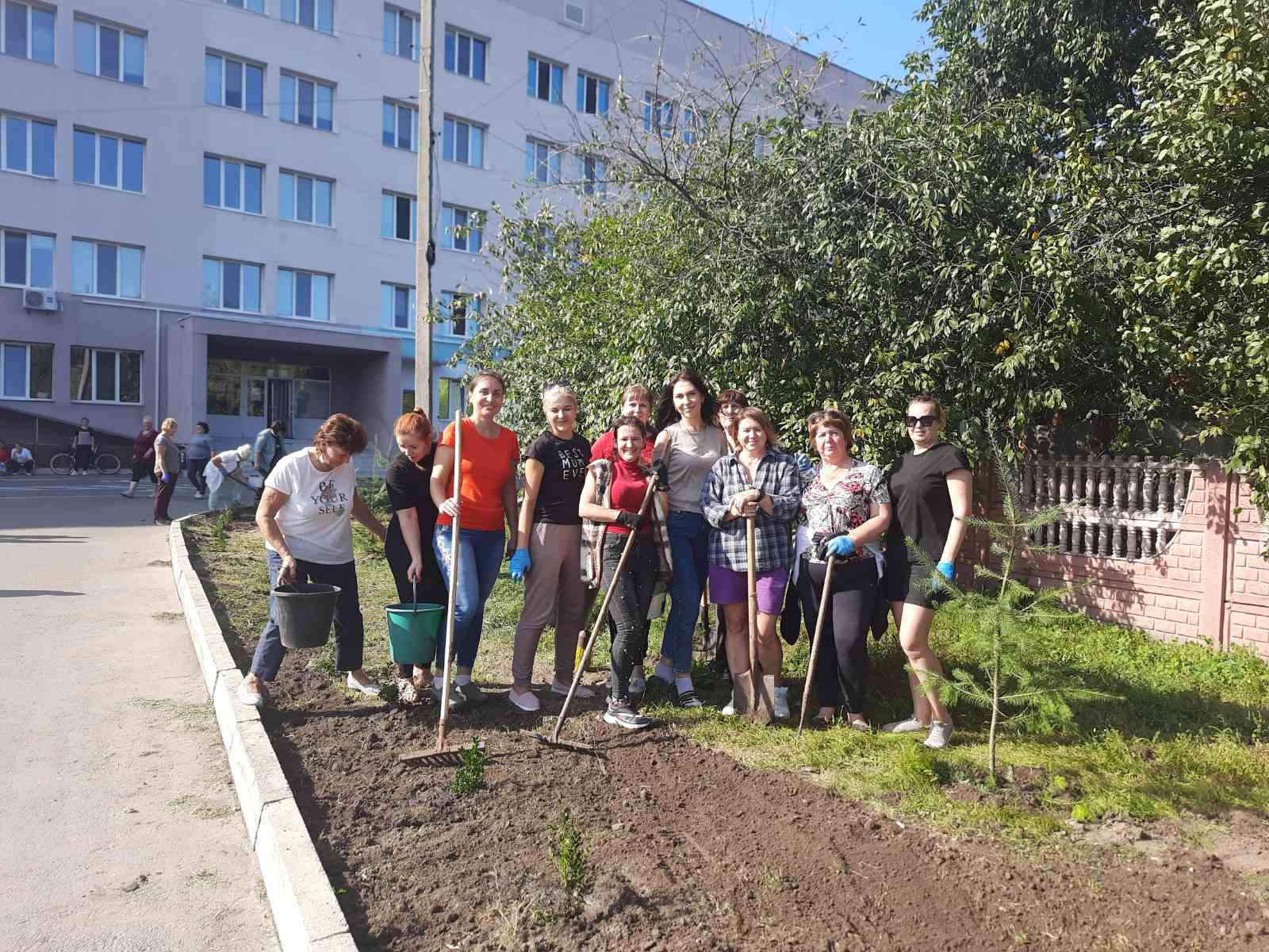 Працівники Охтирської лікарні провели осінню толоку