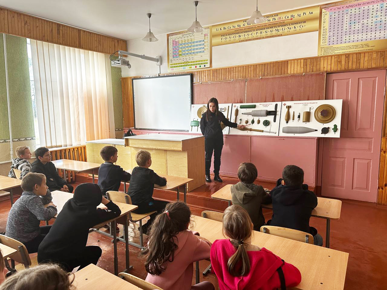 Рятувальники сумісно з працівниками поліції продовжують навчати підростаюче покоління правилам безпеки