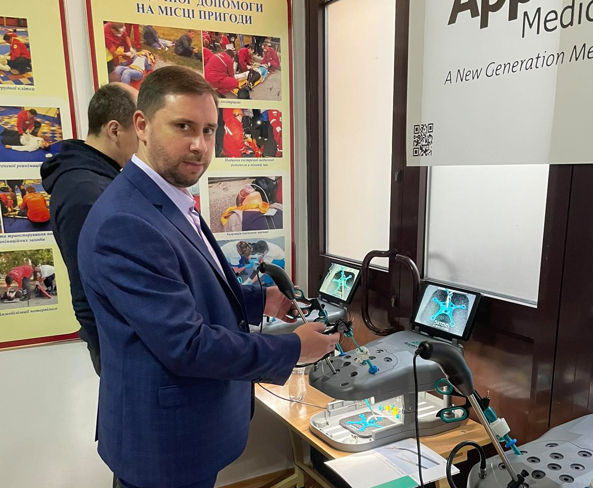 МЕДИКИ З ВЕЛИКОЇ БРИТАНІЇ НАВЧИЛИ ОХТИРСЬКИХ ЛІКАРІВ СУЧАСНИМ МЕТОДАМ ЛАПАРОСКОПІЇ