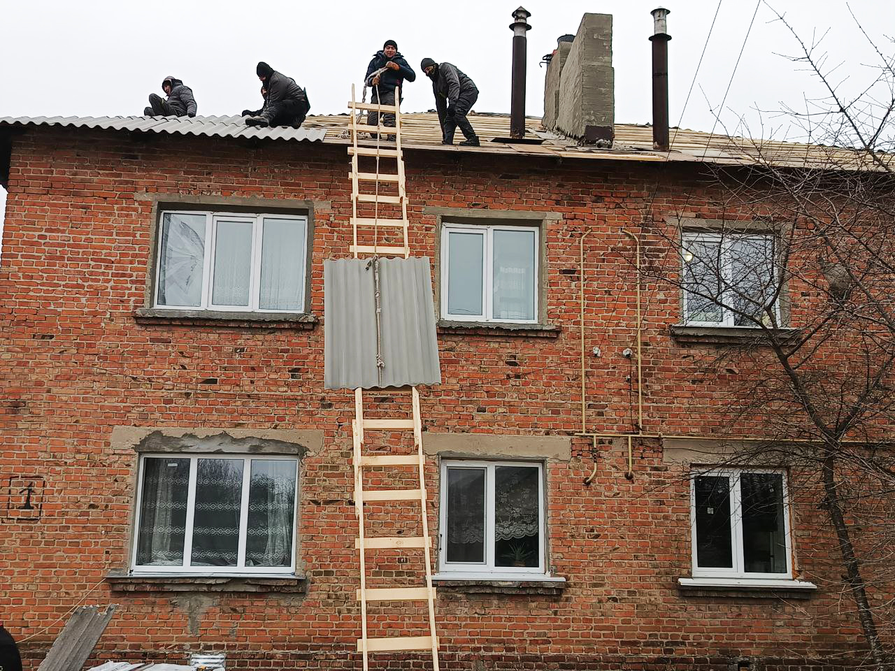 БУДИНКИ ОХТИРКИ: ВІДРЕМОНТУЮТЬ ЩЕ 4 ПОКРІВЛІ