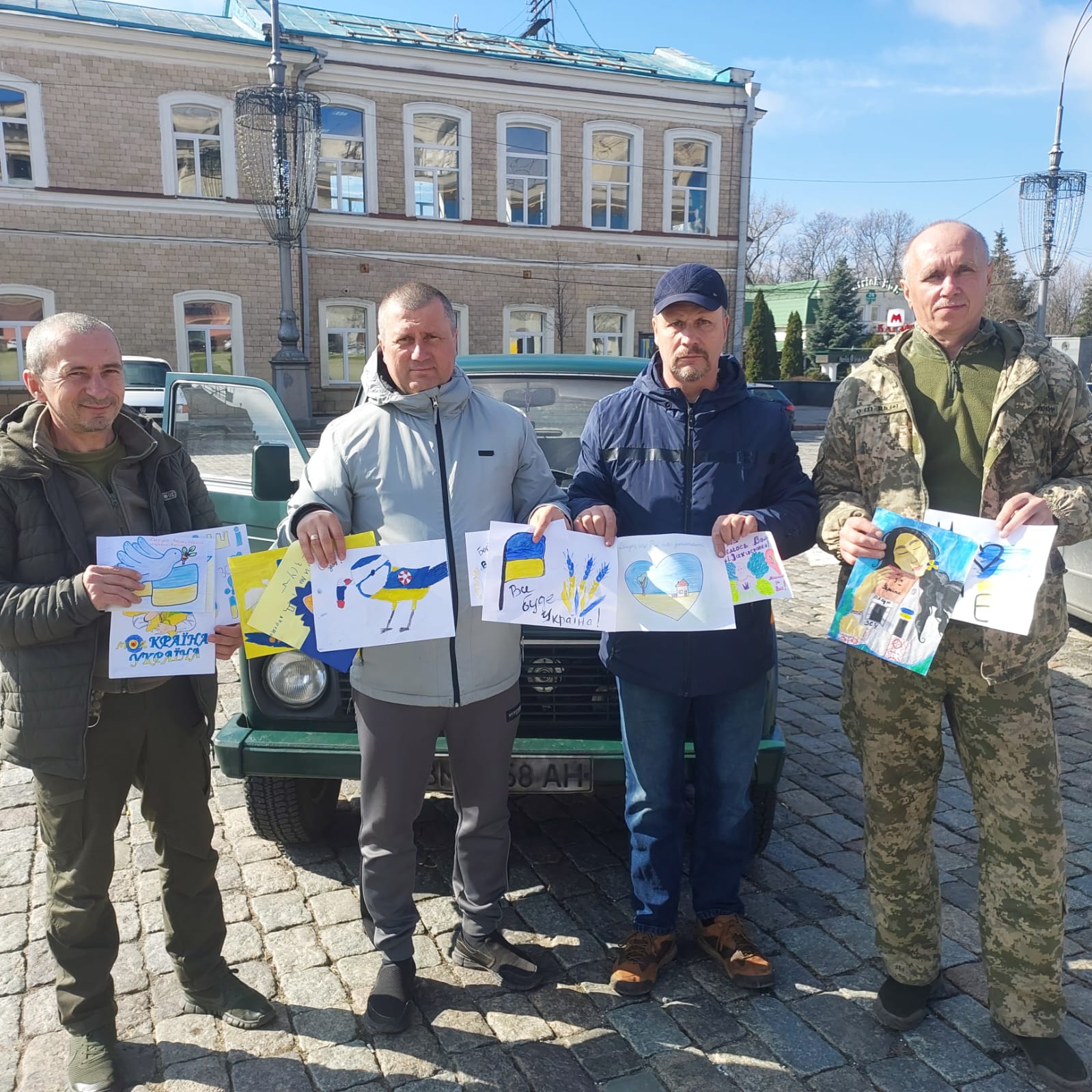 Передали військовим дві автівки та провіант