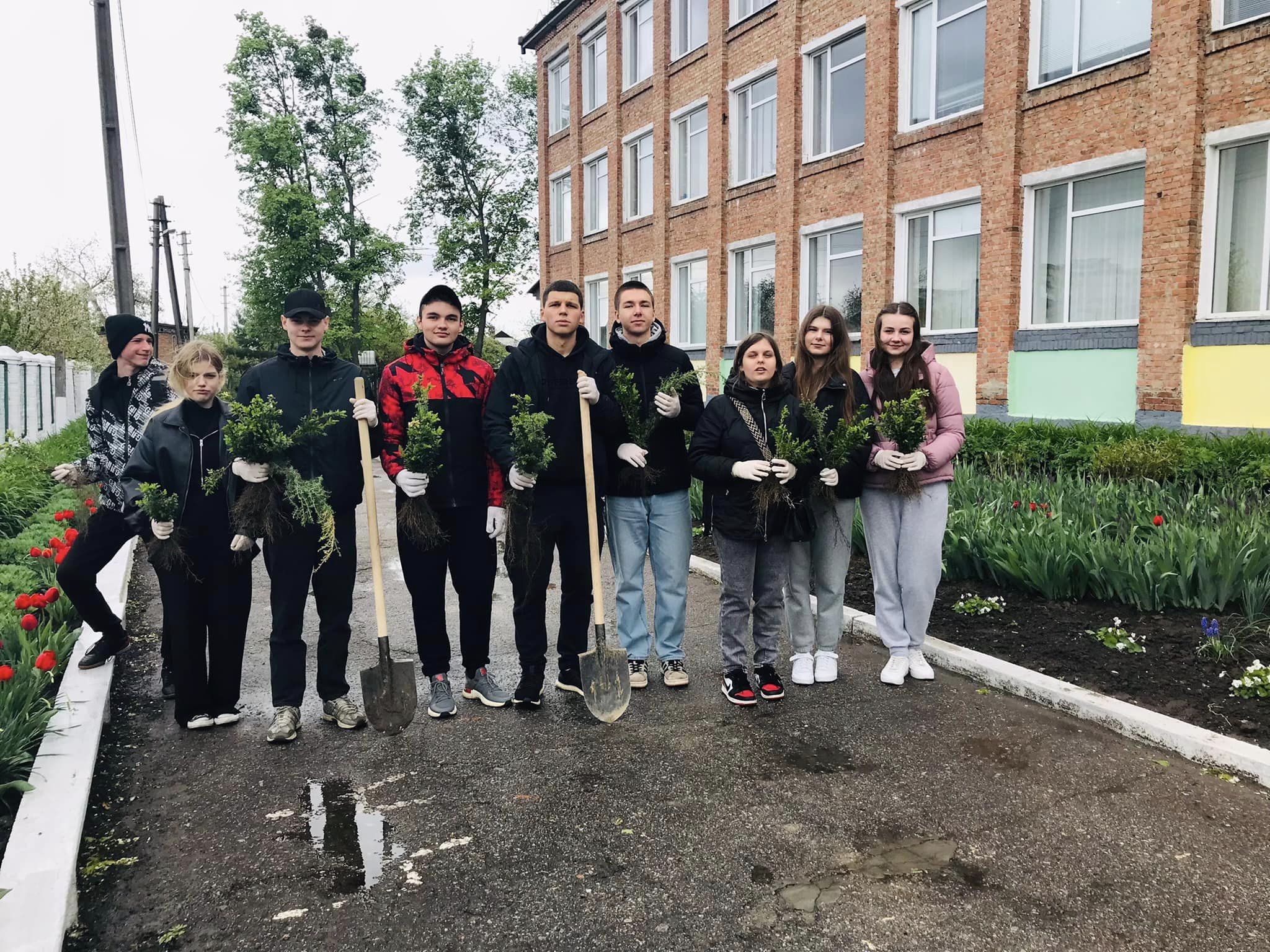 Учні школи №2 висадили дерева