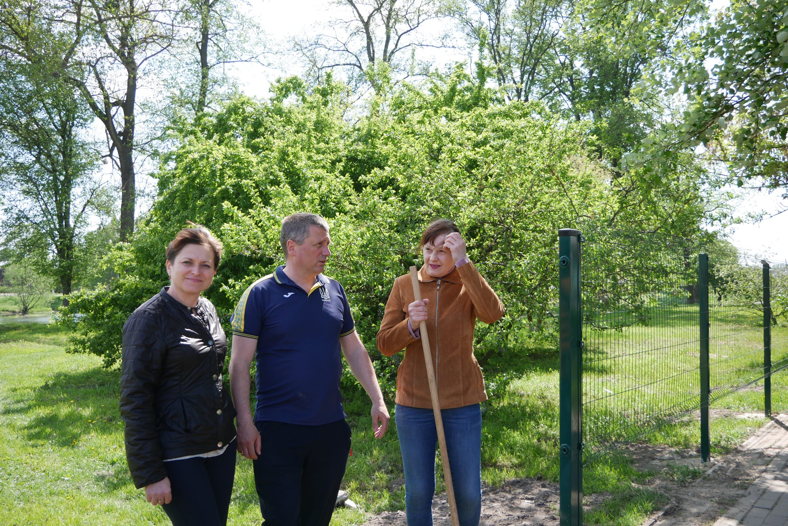 У ШКОЛІ №4 ЗАВЕРШУЮТЬ ВСТАНОВЛЮВАТИ ПАРКАН І ВПОРЯДКОВУЮТЬ ТЕРИТОРІЮ