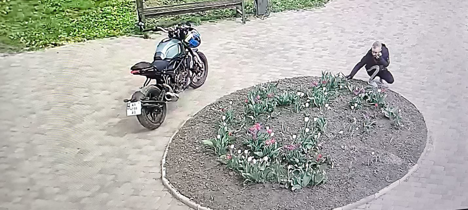 ГУЧНО ПРОЇХАВСЯ ПО НЕРВАХ, ПО ТИСКУ НАШИХ БАТЬКІВ, ЗАЇХАВ НА ПІШОХІДНУ ЗОНУ І ВКРАВ У КОЖНОГО З НАС