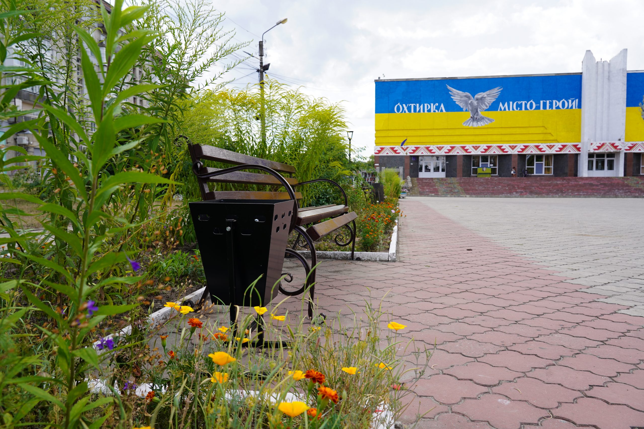 Новенькі лавки біля “Кнєжі”