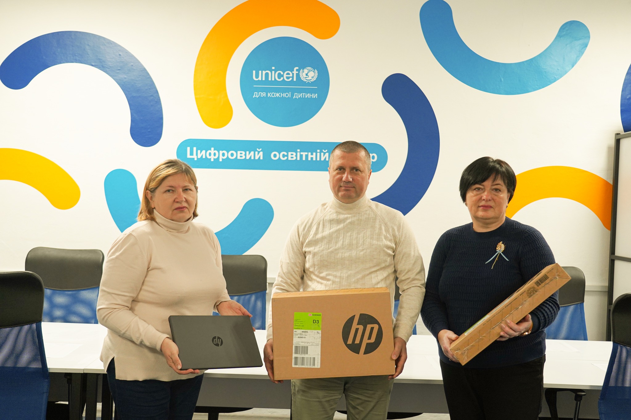 Освітній центр “СпівДія заради Дітей” оснастили ноутбуками