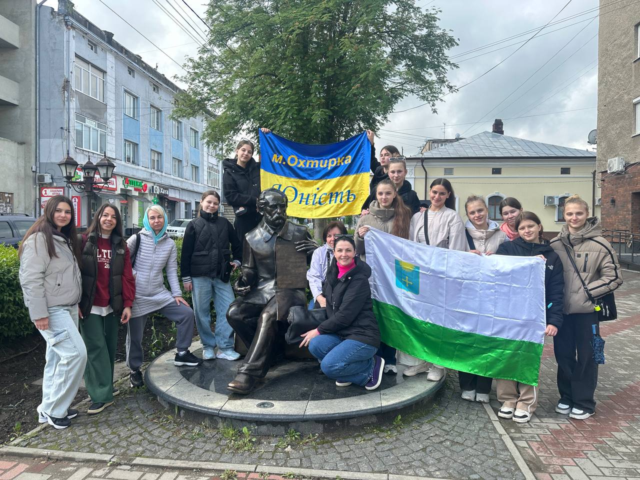 ПОДОРОЖУЄМО ПЛІЧ-О-ПЛІЧ