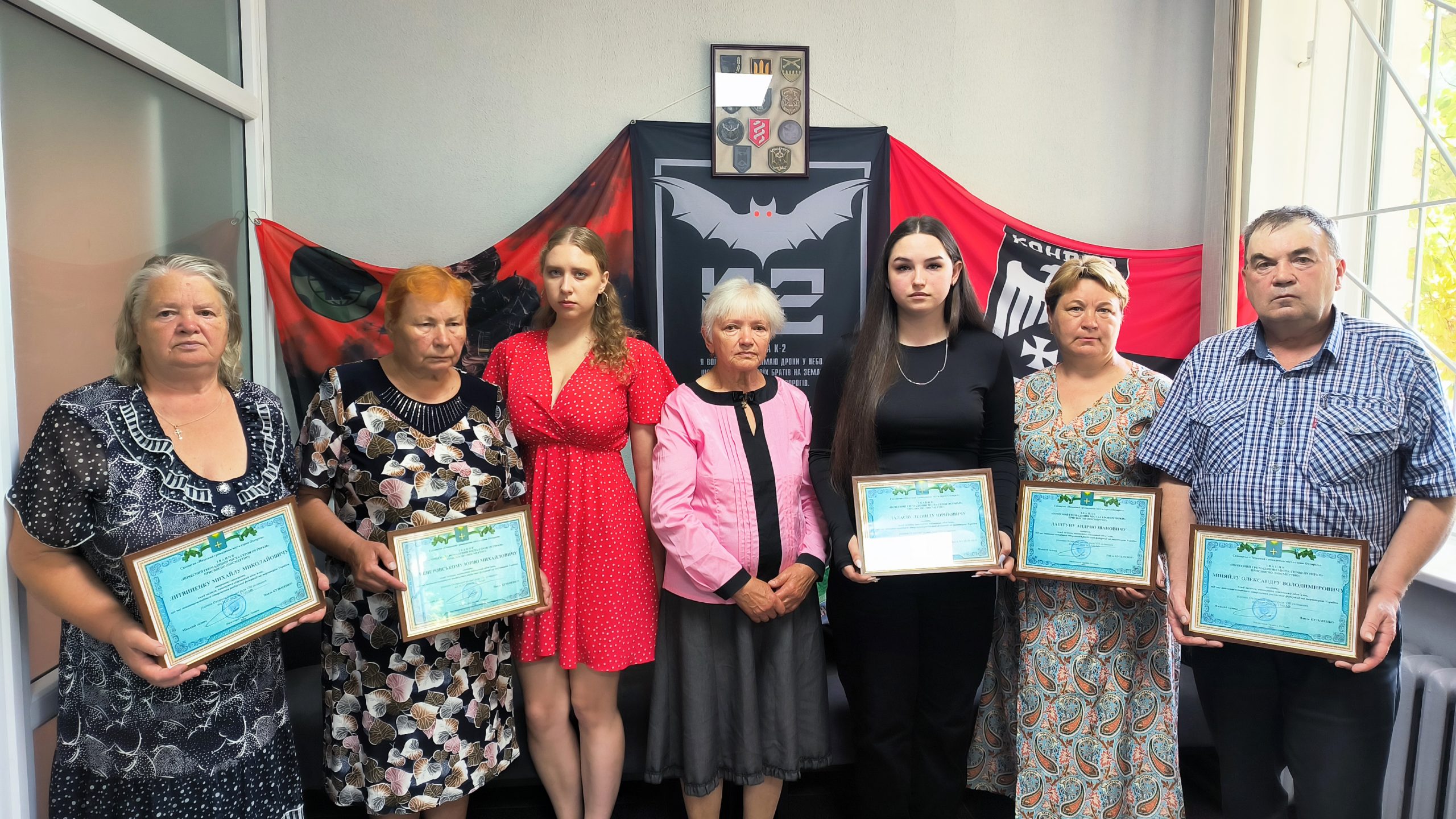 Шануємо подвиг: в Охтирці родинам загиблих Захисників вручили відзнаки Почесних громадян міста